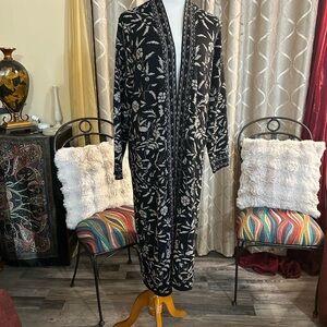 Vertigo Paris Black and Cream Leaf Pattern Robe